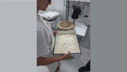 Il lavoro dei detenuti brasiliani in un laboratorio eucaristico (foto di Simonetta D'Italia Wiener)