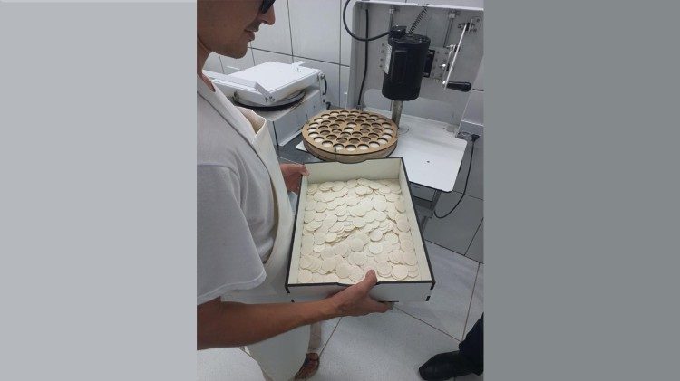 Il lavoro dei detenuti brasiliani in un laboratorio eucaristico (foto di Simonetta D'Italia Wiener)