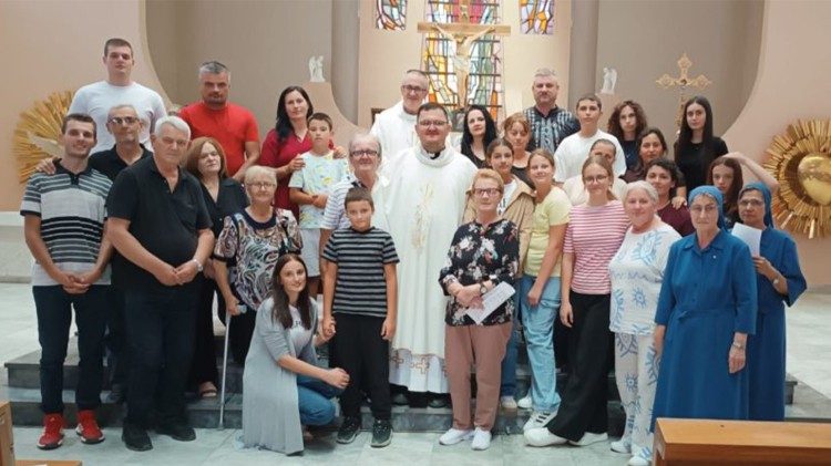 Obitelji iz Prilepa i Bitole u katedrali Presvetoga Srca Isusova tijekom hodočašća u Skopjе prigodom jubilarne godine