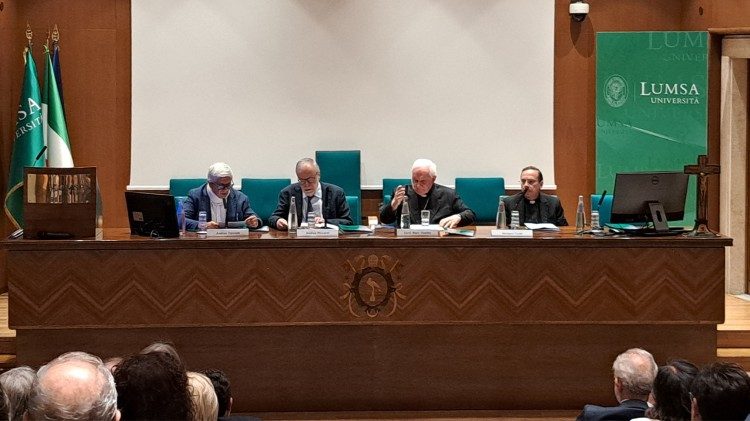 La presentazione del libro "Il Testimone. Mezzo secolo di un laico nelle stanze vaticane"