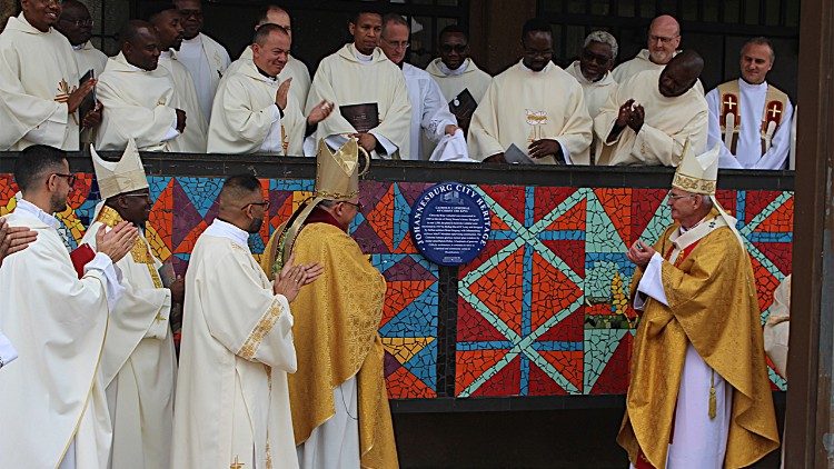 Placa do património histórico e cultural da catedral Cristo Rei