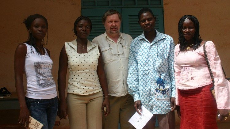 Guido with some cinema enthusiasts at the FESPACO International film festival - Ouagadougoou 2009