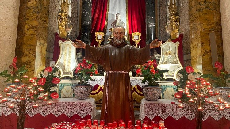 Le reliquie di Padre Pio nella Chiesa di San Salvatore in Lauro a Roma