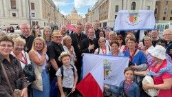 Pielgrzymi z archidiecezji gdańskiej ze swym arcybiskupem Tadeuszem Wojdą po audiencji generalnej Leona XIV