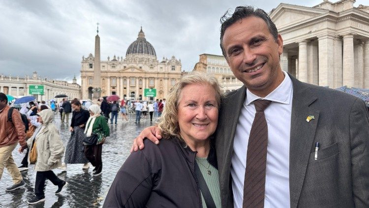 Terezinha Moreira com o filho Marcelo ao final da Audiência Geral desta quarta-feira (24/09)