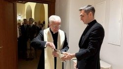 Abp Marek Jędraszewski, metropolita krakowski, Protektor Kościoła i Hospicjum św. Stanisława BM w Rzymie oraz ks. Tomasz Jarosz, administrator Kościoła i Hospicjum. Fot. Natalia Pieśniewska