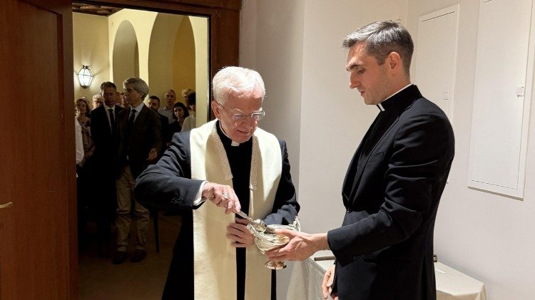 Abp Marek Jędraszewski, metropolita krakowski, Protektor Kościoła i Hospicjum św. Stanisława BM w Rzymie oraz ks. Tomasz Jarosz, administrator Kościoła i Hospicjum. Fot. Natalia Pieśniewska