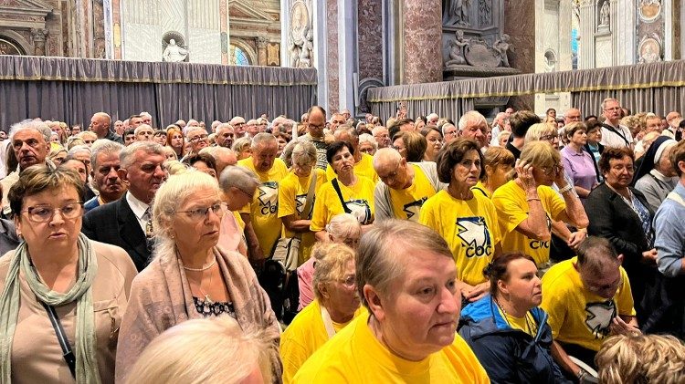 W każdy czwartek wielu Polaków gromadzi się na porannej czwartkowej Mszy (Ks. Marcin Gołębiewski)