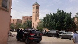 Vor der katholischen Kirche von Marrakesch steht ein Polizeiauto - aus Sicherheitsgründen, heißt es 