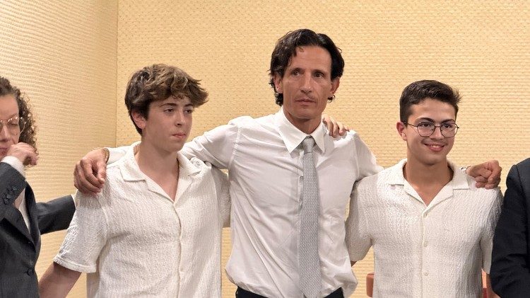 O diretor do filme, Loris Lai, ao lado dos dois protagonistas