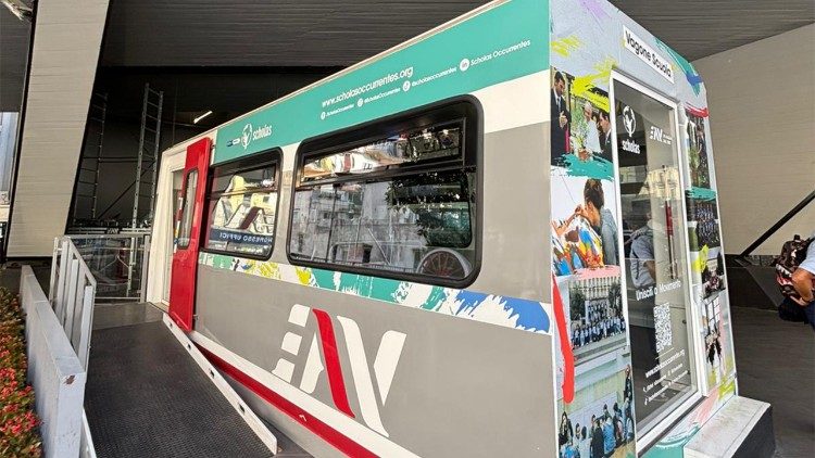El «Vagón Escuela» en la estación de Nápoles Porta Nolana