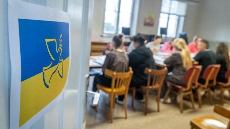 Young Ukrainian refugees studying English