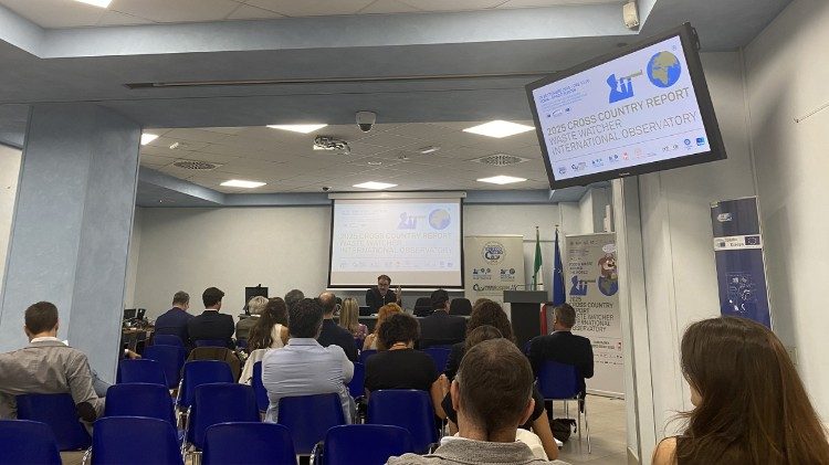  Un momento durante la presentación del informe, con la intervención de Matteo Vittuari