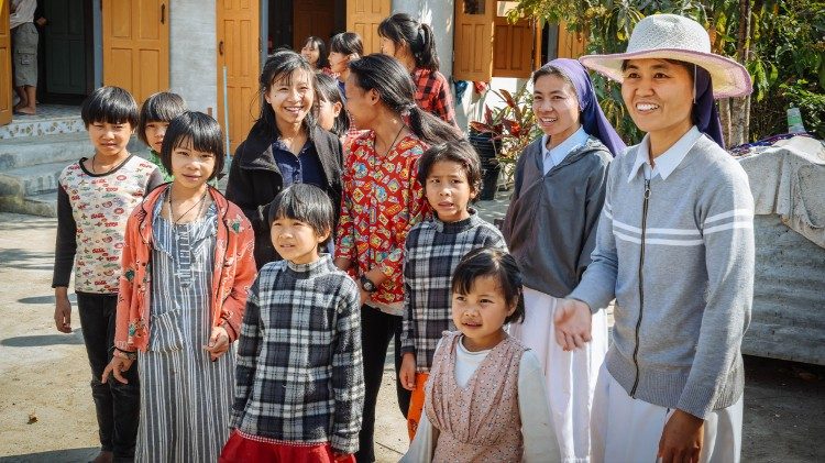 Ordensfrau mit Kindern in Myanmar