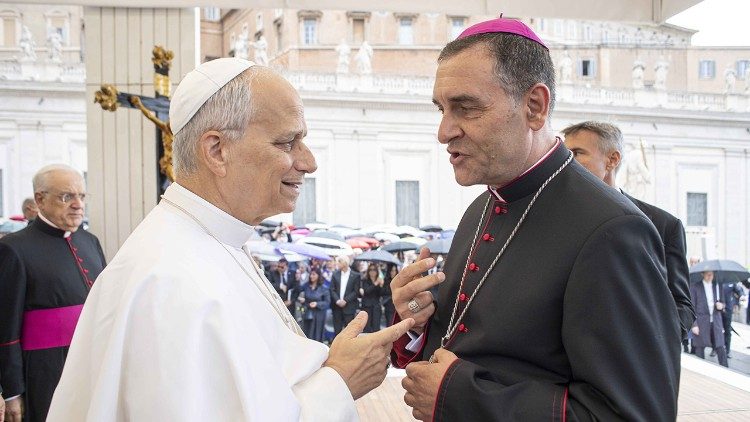 Papież Leon XIV i bp Piotr Sawczuk (© Vatican Media)