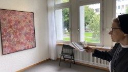 Die Ingenbohler Schwestern feiern 200 Jahre Mutter Maria Theresia Scherer mit  einer Ausstellung - Sr. Rebekka Breitenmoser erklärt die Schau