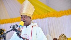 Askofu Pisa,Mwenyekiti wa Baraza la Maaskofu Tanzania(TEC),wakati wa Misa ya Jubilei miaka 100 ya Seminari Kuu ya Tabora.