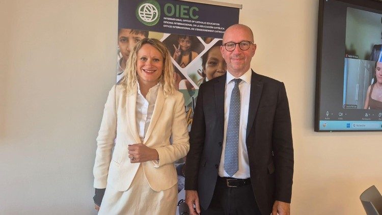 Hervé Lecomte secretario general de la OIEC  y Gabrielle Halpern, filósofa.  