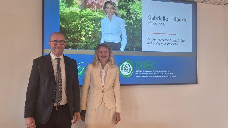 Los dos entrevistados en el webinar internacional presentando el proyecto