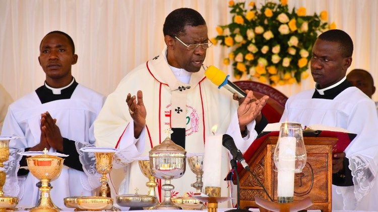 Kardinali Rugambwa wakati wa Ibada ya Misa ya Jubilei