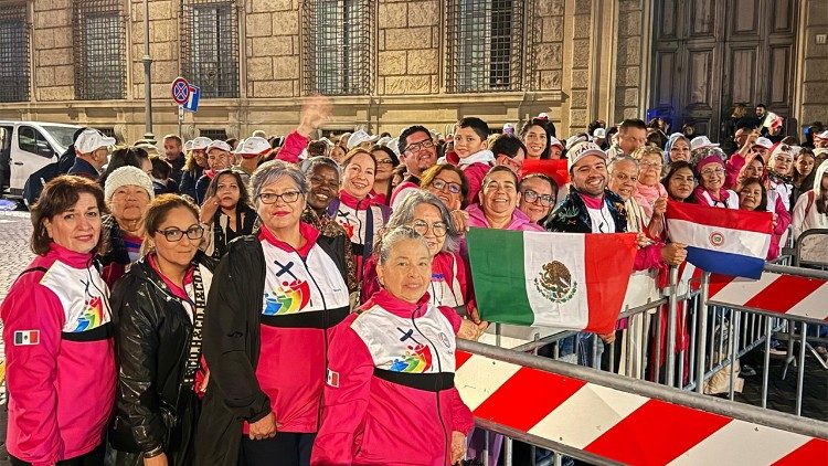 Makatekisti Jumamosi 27 Septemba 2025 wakiwa wanaingia kwenye uwanja wa Mtakatifu Petro ili kushiriki Katekesi ya Papa 