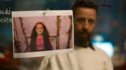 Fotograma do filme "A Voz de Hind Rajab", em que é mostrada uma foto real da menina.