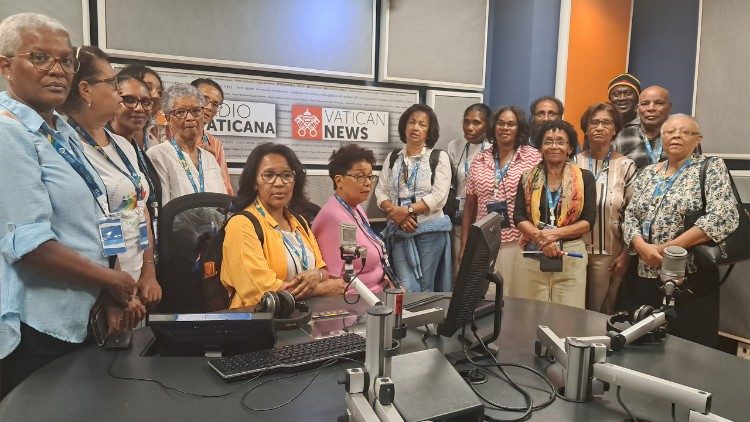 Nita Santos com peregrinos da Diocese de Mindelo nos estúdios da Rádio Vaticano