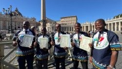Os cinco Catequistas que representaram Moçambique no Jubileu dos Catequistas, diante da Praça de São Pedro em Roma