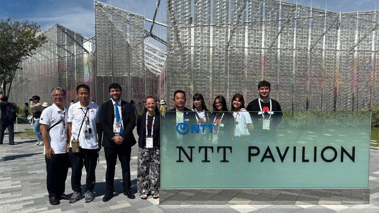 Los estudiantes de Iusve en la Expo 2025 de Osaka dialogan con los directivos de NTT