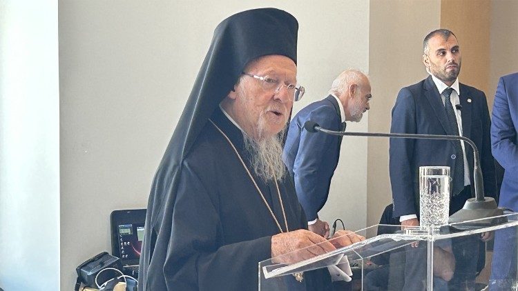 Le patriarche Bartholomée prononçant son discours.