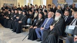 En el centro, el Patriarca Ecuménico Bartolomé y el Presidente de Grecia, Konstantinos Tasoulas.