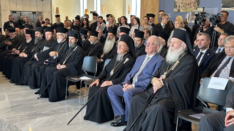 Au centre, le patriarche œcuménique Bartholomée et le président de la République hellénique.