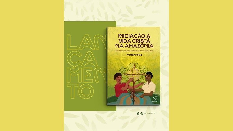 O livro de Victor sobre a Iniciação à Vida Cristã na Amazônia entregue a Leão XIV com a carta do catequista Arthur dentro