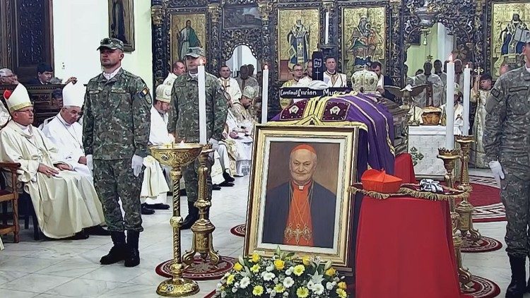 Il feretro del cardinale Mureşan
