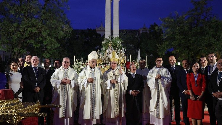 Final de la procesión en honor a la Virgen María