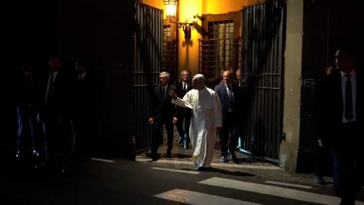 Papst Leo beim Verlassen der Villa Barberini, seiner Residenz in Castel Gandolfo