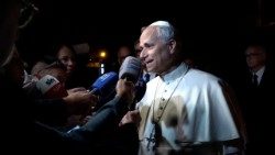 Đức Thánh Cha Lêô XIV trả lời các nhà báo tại Castel Gandolfo