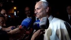 Le Pape interrogé par des journalistes à la sortie du palazzo Barberini ce mardi 30 septembre 2025.