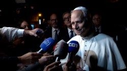 Леў XIV падчас сустрэчы з журналістамі ў Кастэль-Гандольфа