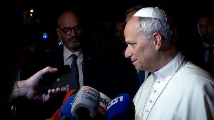 Le Pape répond aux journalistes.