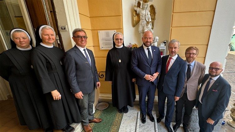 Bei der Enthüllung der Gedenktafel