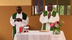 Padre Francisco Augusto e Padre Olímpio Chico, na Missa de acção de graças