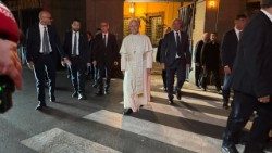 Papież opuszczający Castel Gandolfo 