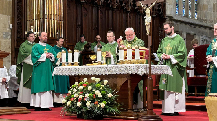 El arzobispo Paul Richard Gallagher preside la misa en la Catedral de San Martín en Bratislava, Eslovaquia.
