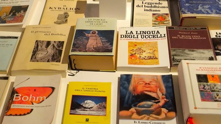 I libri nello studio di lettura di Franco Battiato nella villa di Milo, dalla mostra "Franco Battiato. Un'altra vita" al Maxxi di Roma