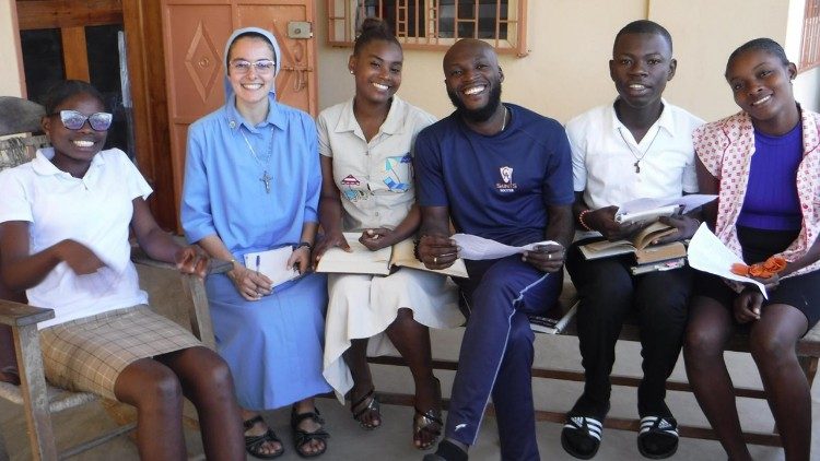 Des jeunes ha&iuml;tiens &agrave; Port-de-Paix