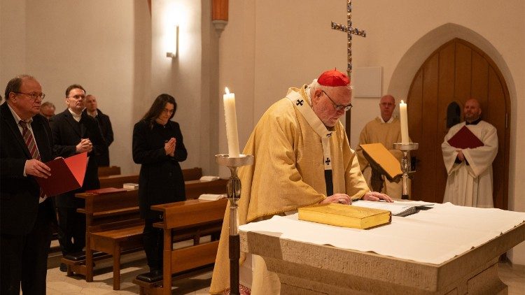 Nach dem Gottesdienst unterzeichnete Kardinal Marx die Dokumente zur Er&ouml;ffnung des Seligsprechungsprozesses