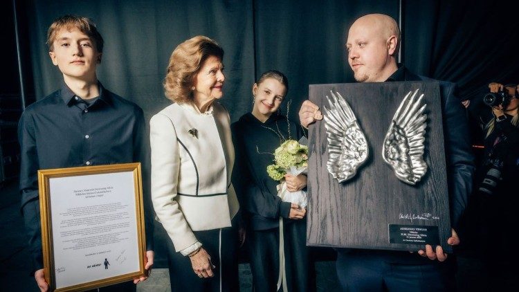 Drottning Silvia tar emot Adrianas vingar