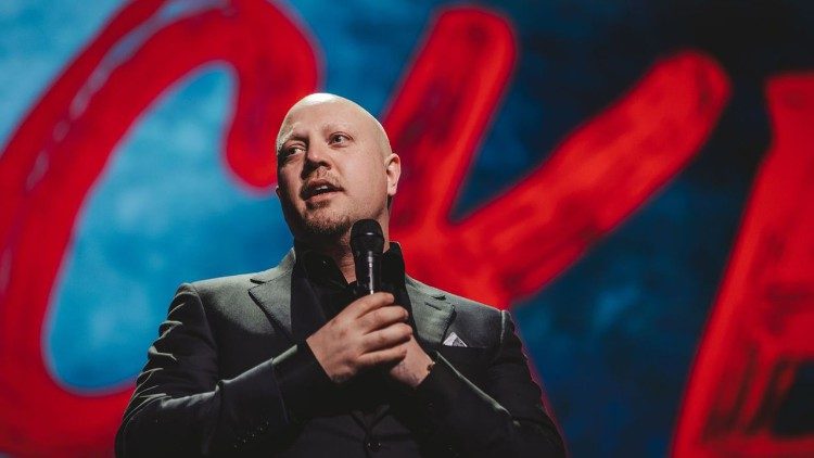 Sebastian Stakset, initiativtagare, talar under "Det räcker" galan foto: Elina Wilnerzon