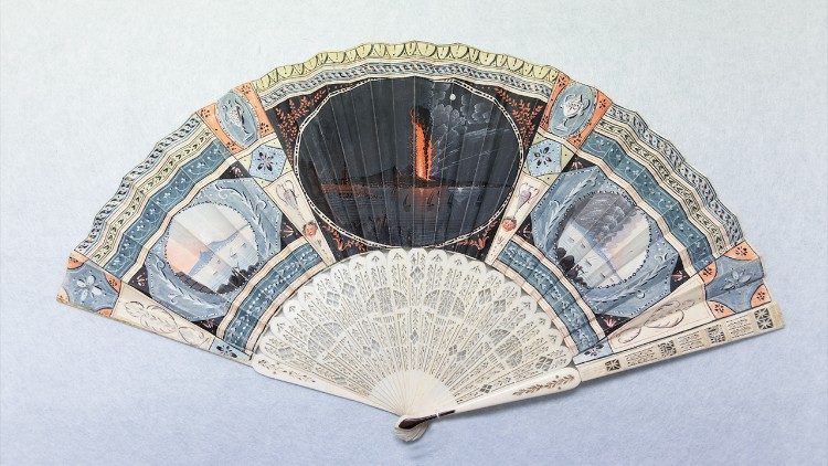 Uno dei ventidue ventagli acquistati come souvenir durante il Grand Tour, raffiguranti i principali paesaggi di Roma e Napoli e i loro principali monumenti antichi. Acquerello e tempera su pergamena con profilo dorato, stecche in avorio traforato e stecche di guardia in avorio intagliato., 1780-1790, Museo Poldi Pezzoli, Milano  